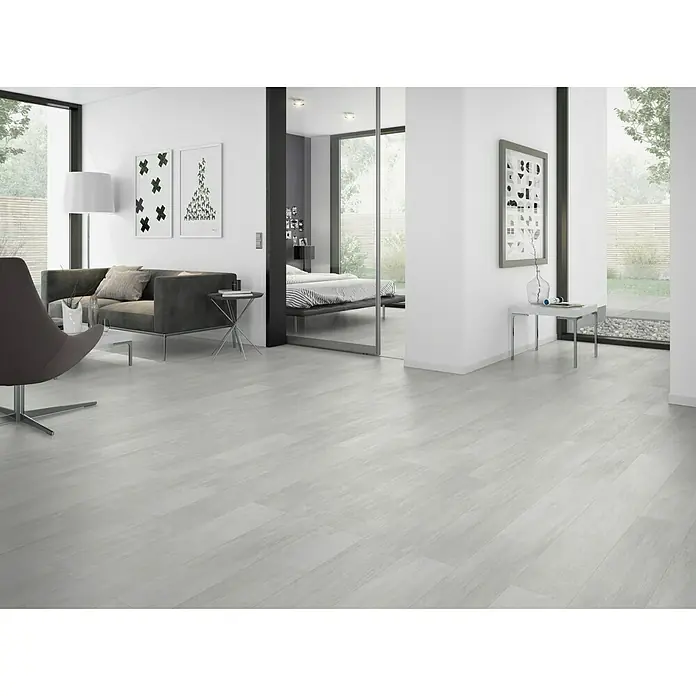 Classen Vinylbodenmuster GreenVinyl Pinie Weiß - 300 x 173 x 4 mm, Landhausdiele - Helles, modernes Wohnzimmer mit grauem Laminatboden, Sofa, Sessel und Zugang zum Schlafzimmer. Der Laminatboden verleiht dem Raum eine elegante Note.