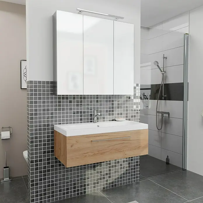 Camargue Badmöbel-Set i46 - 100 cm, Doce - Ein modernes Badezimmer mit einem Waschtisch aus Holz und einem weißen Spiegelschrank, akzentuiert durch graue Mosaikfliesen.