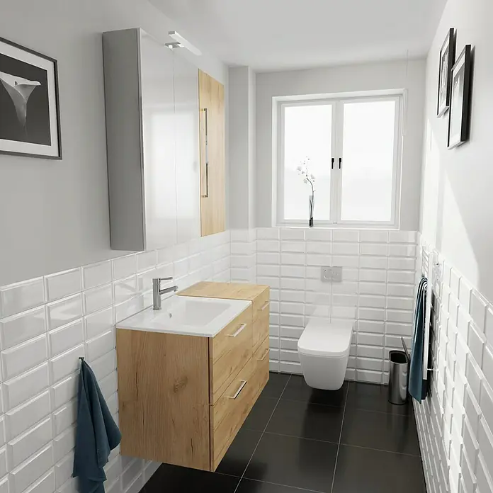 Camargue Espacio Badmöbel-Set i86 - 100 cm, Doce - Das Badezimmer verfügt über einen Waschtisch mit Holzmaserung, einen Spiegel und eine Toilette vor weißen Fliesen und einem schwarzen Boden.