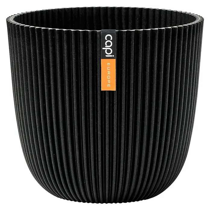 Capi Europe Pflanzgefäß Groove - Ø x H: 13 x 12 cm, Schwarz - Nahaufnahme eines gerippten, schwarzen Blumentopfes der Marke Capi Europe, der eine moderne und stilvolle Optik für Pflanzenliebhaber bietet.