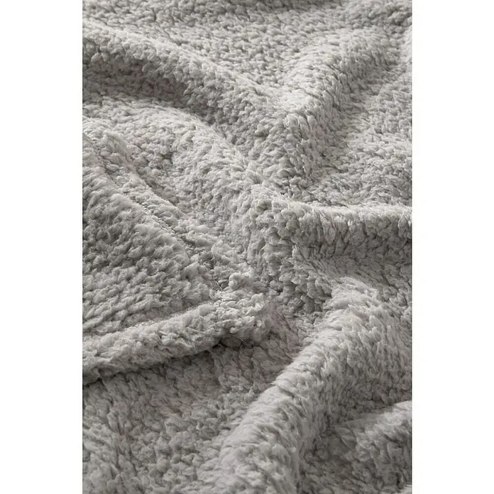 Manta para sofá Lucerna - 170 x 230 cm, Poliéster, Gris - Primer plano de una manta de polar suave y gris con una textura ondulada, ideal para la comodidad y el calor.
