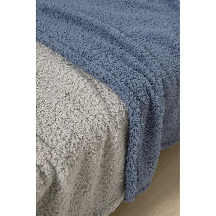 Manta para sofá Lucerna - 170 x 230 cm, Poliéster, Gris - Primer plano de una suave manta Sherpa de dos tonos en gris y azul, perfecta para momentos acogedores.