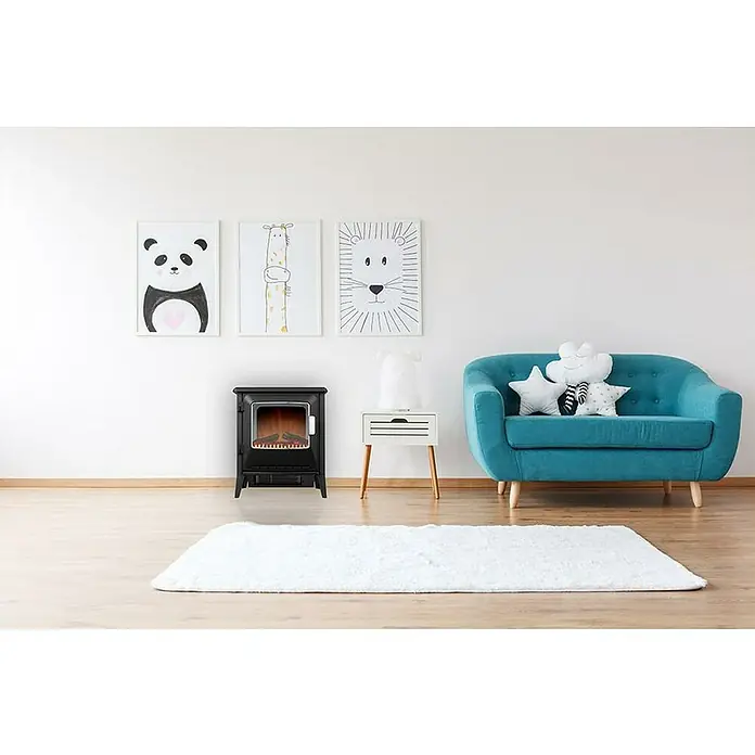 Dimplex Chimenea eléctrica Lucia - Negro, 900 W - 1.800 W, 34,4 x 50,8 x 59,7 cm - Acogedora sala de estar con un sofá azul, una estufa negra y cuadros de animales en la pared. La alfombra blanca añade calidez.
