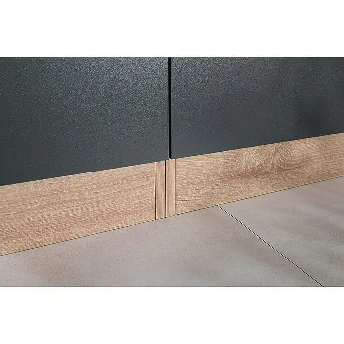 Respekta Merle Unterschrank - B x T x H: 150 x 60 x 85 cm, Grau - Detailansicht eines Unterschranks mit grauen Fronten und einer Sockelleiste in Holzoptik auf einem hellgrauen Fliesenboden.