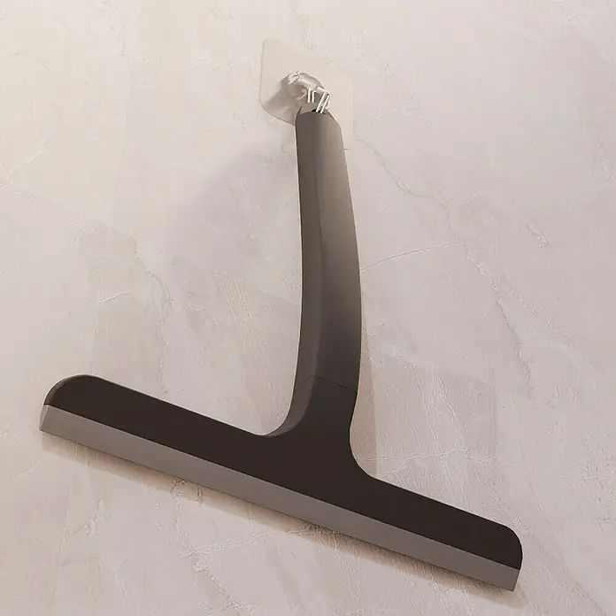 Espátula limpiacristales para ducha Ivy - An x L: 23 x 23,4 cm, Negro - Este limpiacristales con soporte es ideal para mantener las superficies del baño limpias y secas, ayudando a prevenir manchas de agua y jabón.