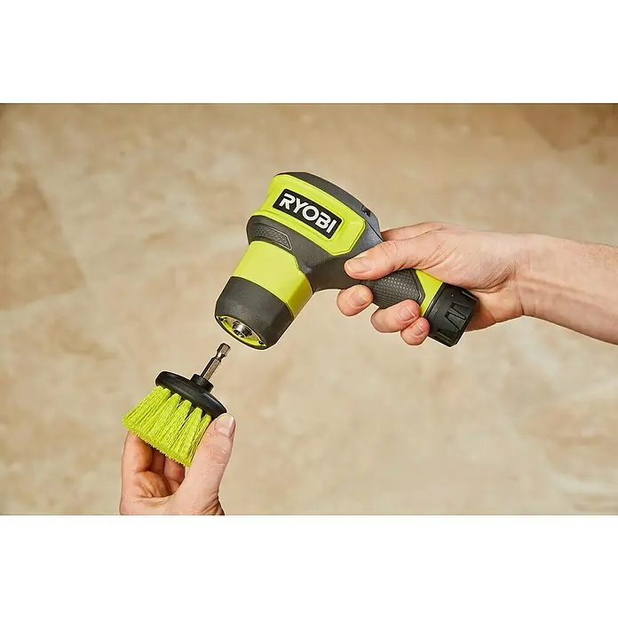 Ryobi 4V USB Akku-Reinigungsbürste RSCR4 - 4 V, 1 Akku, 2 Ah - Ein Ryobi-Bohrer mit Bürstenaufsatz, ideal zum Reinigen von Fliesen und Fugen, wird von einer Person in der Hand gehalten.