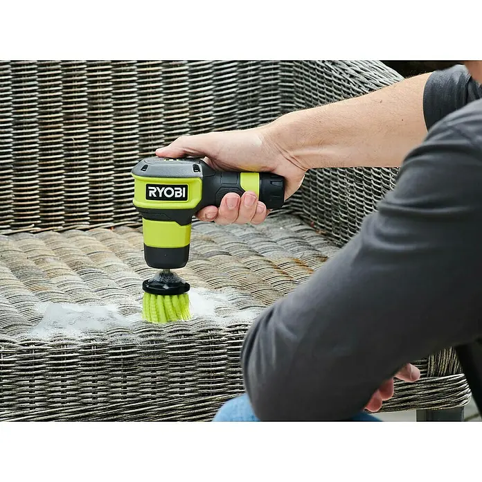 Ryobi 4V USB Akku-Reinigungsbürste RSCR4 - 4 V, 1 Akku, 2 Ah - Der RYOBI-Elektroschrubber wird zur Reinigung von Gartenmöbeln verwendet, die mit Schaum bedeckt sind.