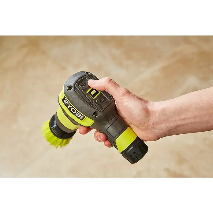 Ryobi 4V USB Akku-Reinigungsbürste RSCR4 - 4 V, 1 Akku, 2 Ah - Nahaufnahme einer Hand, die einen gelb-grauen Ryobi-Kraftwäscher hält, vor einem beigen Hintergrund.