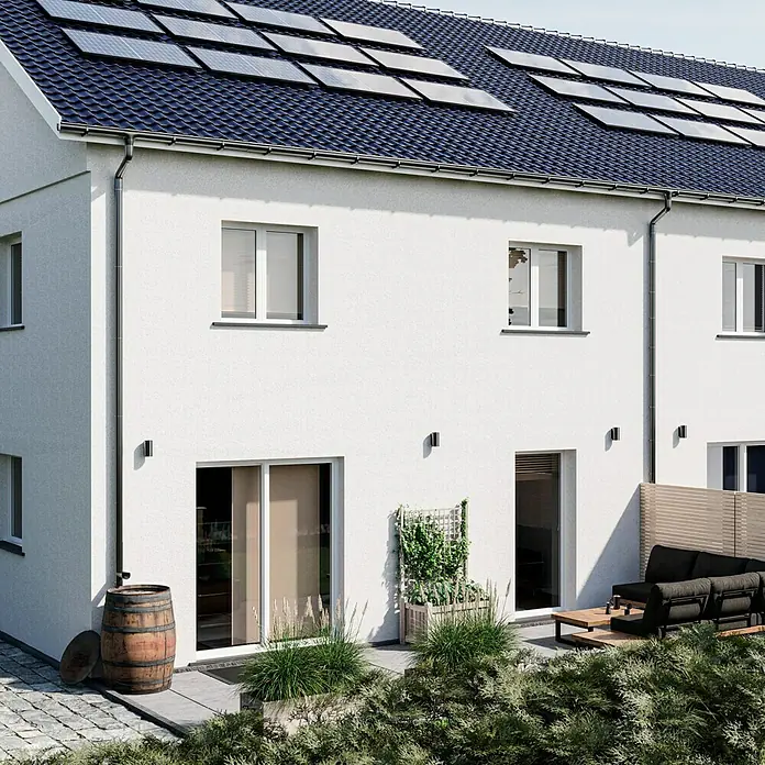Marley Dachrinne - Nennweite: 125 mm, Länge: 200 cm, Kunststoff, Anthrazit - Fassadenansicht eines modernen Wohnhauses mit Solaranlage auf dem Dach, ergänzt durch eine stilvolle Gartengestaltung im Vordergrund.