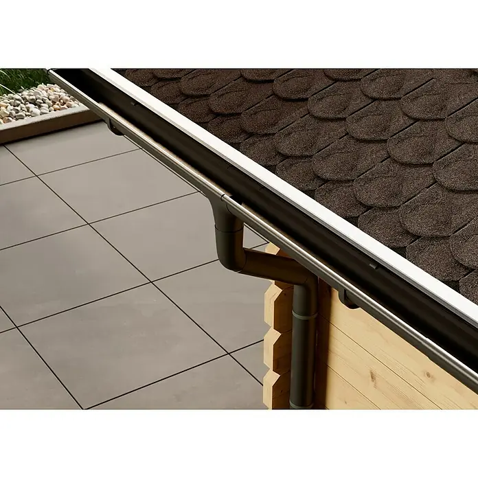 Marley Dachrinne - Nennweite: 75 mm, Länge: 300 cm, Kunststoff, Anthrazit - Nahaufnahme einer Dachrinne aus Metall, die an einem Dach mit braunen Schindeln befestigt ist und Regenwasser ableitet.
