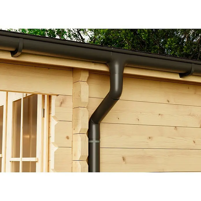 Marley Fallrohr - Nennweite: 53 mm, Länge: 200 cm, Anthrazit-Metallic - Nahaufnahme einer Holzhütte mit einer dunkelgrauen Dachrinne und Fallrohr, die das Regenwasser ableiten.