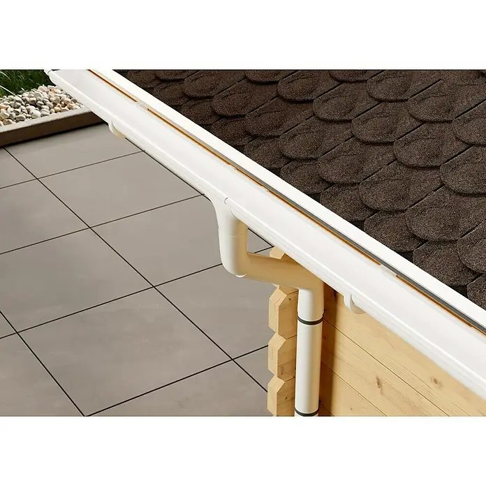 Marley Fallrohrbogen - Nennweite: 53 mm, Winkel: 45 °, Kunststoff, Weiß - Nahaufnahme einer weißen Dachrinne an einem Gebäude mit braunen Schindeln und grauem Fliesenboden.