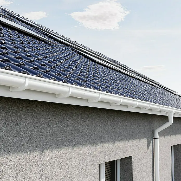 Marley Dachrinne - Nennweite: 100 mm, Länge: 100 cm, Kunststoff, Weiß - Nahaufnahme einer Hausfassade mit Dachrinne und Dachziegeln, die die Details und die Konstruktion hervorhebt.