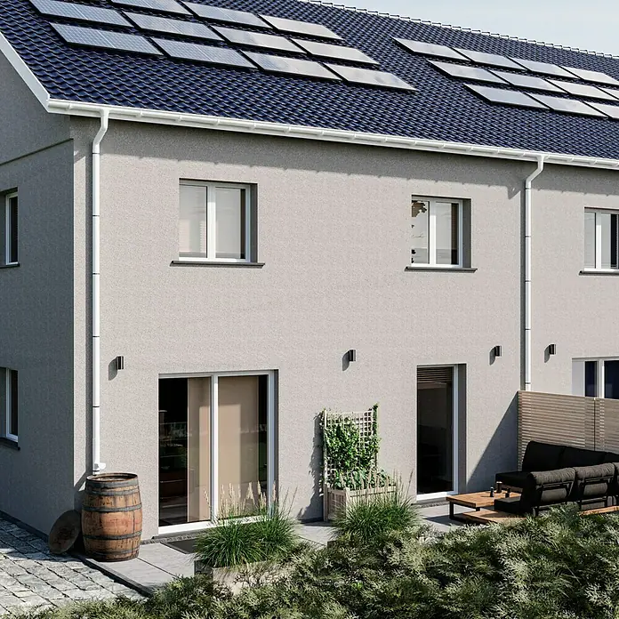 Marley Dachrinne - Nennweite: 100 mm, Länge: 100 cm, Kunststoff, Weiß - Nahaufnahme eines modernen Hauses mit Solarpanelen auf dem Dach, das umweltfreundliches Wohnen betont.