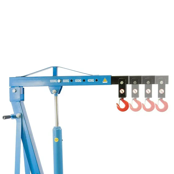 Güde Werkstattkran - Traglast: 1.000 kg, Hubhöhe: 2.160 mm - Der blaue Werkstattkran mit rotem Haken ist eine robuste Hebevorrichtung mit gut sichtbaren Gewichtsbeschriftungen.