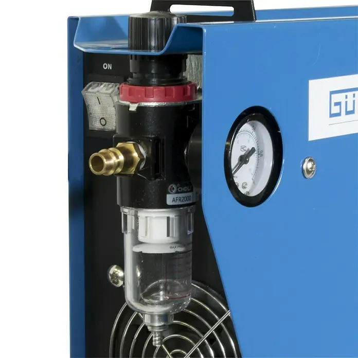 Güde Plasmaschneider GPS-E 40 A.2 - Schweißstrom: 15 A - 40 A, Max. Schnittstärke: 12 mm, 230 V - Detailaufnahme einer CHDL AFR2000 Druckluftanlage mit Manometer, Schalter und transparentem Wasserabscheider.