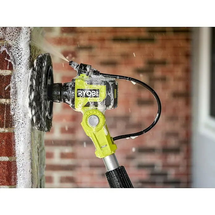 Ryobi ONE+ Reinigungsbürste RACLTH18 - Harte Borsten, Durchmesser: 18 cm - Der rotierende Bürstenreiniger von Ryobi in Aktion, der mit Seife und Wasser eine Ziegelwand reinigt und die effiziente Reinigungskraft des Geräts demonstriert.
