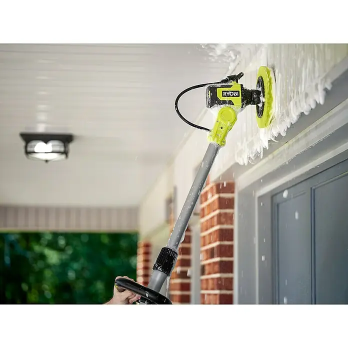 Ryobi ONE+ Reinigungsbürste RACLTM18 - Medium Borsten, Durchmesser: 18 cm - Der Ryobi-Bürstenreiniger mit Teleskopstiel wird zur Reinigung einer Hausfassade verwendet.