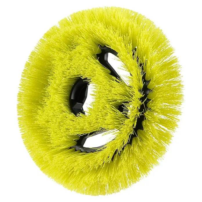 Ryobi ONE+ Reinigungsbürste RACLTM18 - Medium Borsten, Durchmesser: 18 cm - Nahaufnahme einer gelben Bürste mit Borsten und einem schwarzen Mittelteil auf einem schwarzen Hintergrund.