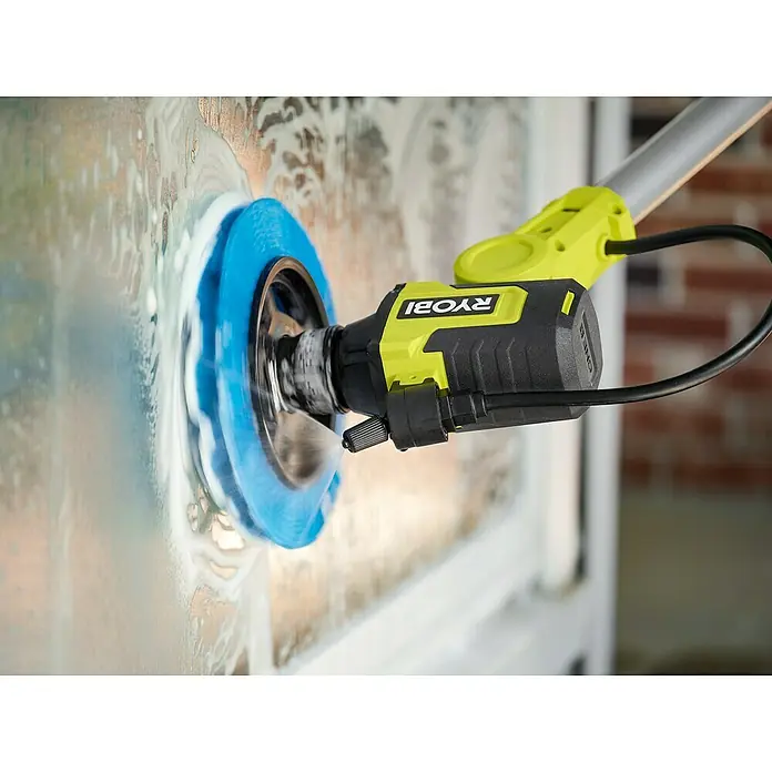 Ryobi ONE+ Reinigungsbürste RACLTS18 - Weiche Borsten, Durchmesser: 18 cm - Der rotierende Bürstenreiniger von Ryobi wird auf einer Glasoberfläche verwendet und erzeugt dabei Schaum.