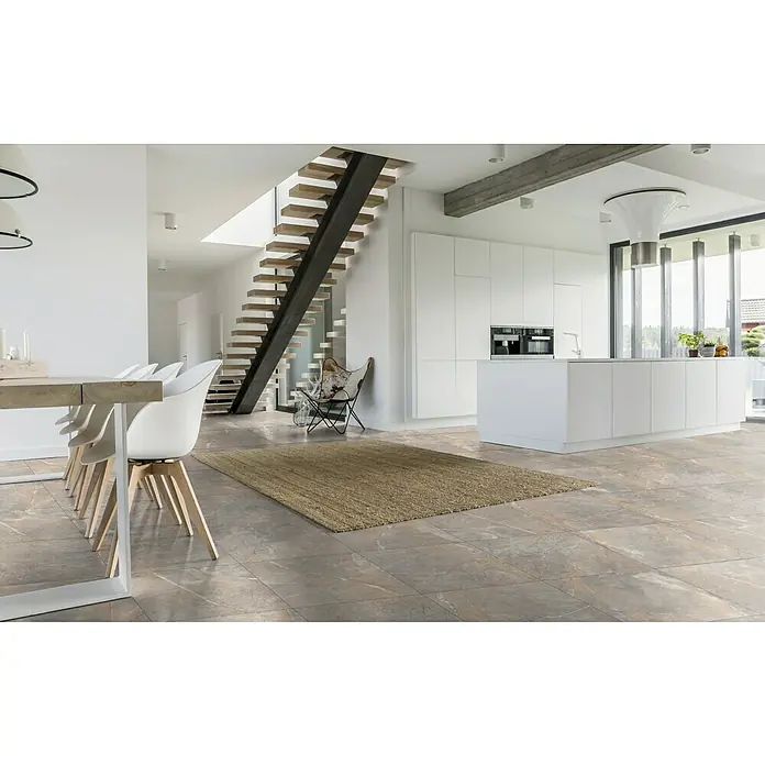 Feinsteinzeugfliese Etienne - 60 x 60 cm, Grau, Glänzend - Elegantes Interieur mit braunem Teppich, Marmorboden, Treppe und minimalistischer Küche. Das harmonische Design schafft eine luxuriöse Wohnatmosphäre.