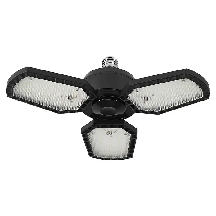 Osram Deckenleuchte Highbay E27 Blade - 40 W, L x B x H: 33,7 x 33,7 x 10,9 cm, Schwarz, E27 - Nahaufnahme einer schwarzen, dreiflügeligen LED-Garagenleuchte, die eine effiziente und helle Ausleuchtung für Arbeitsbereiche bietet.