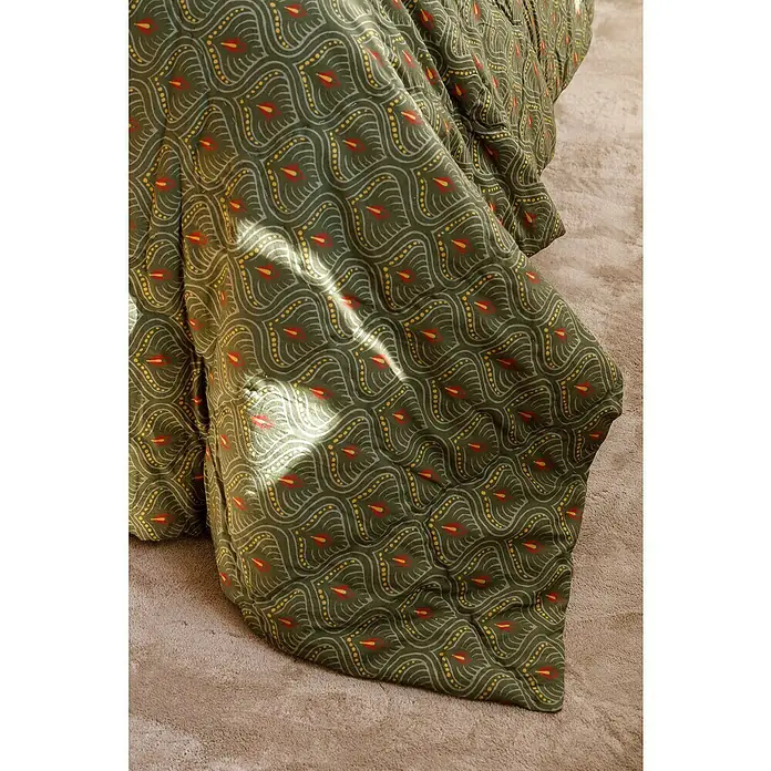 Manta para sofá Rehegar - Textil, Verde - Primer plano de una colcha verde oliva con un patrón rojo y amarillo.