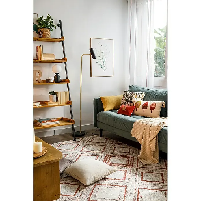 Cojín Velvet - 45 x 45 cm, Textil, Topo - Acogedora sala de estar con sofá verde menta, estantería y alfombra con estampado geométrico para un ambiente elegante.