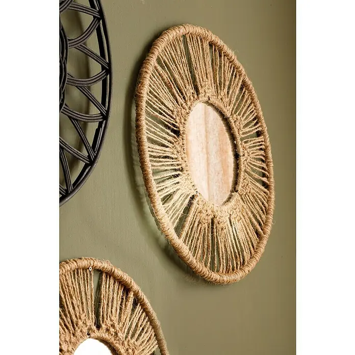 Espejo de pared Serena - 2 pzs., Diámetro: 45 cm, Natural - Primer plano de un espejo de pared redondo con un entorno de yute sobre una pared verde.