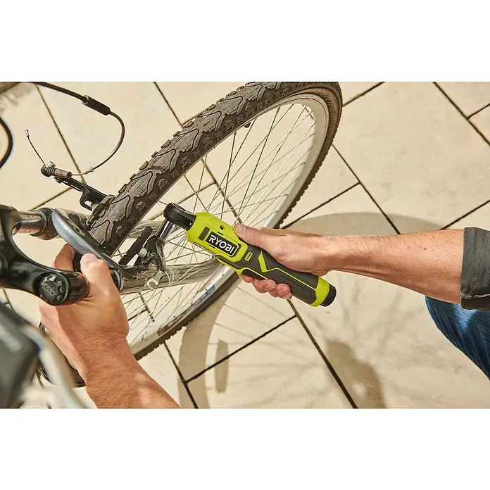Ryobi 4V USB Akku-Ratschenschrauber RR14W4-0 - 4 V, Ohne Akku - Ein Ryobi-Akku-Ratschenschlüssel wird verwendet, um eine Schraube an einem Fahrrad zu befestigen.