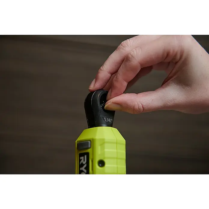 Ryobi 4V USB Akku-Ratschenschrauber RR14W4-0 - 4 V, Ohne Akku - Eine Hand justiert den Kopf einer Ryobi 1/4" Ratsche vor einem unscharfen Hintergrund. Das Werkzeug ist hellgrün und schwarz.