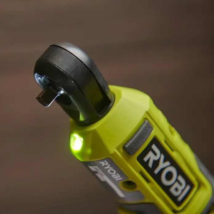 Ryobi 4V USB Akku-Ratschenschrauber RR14W4-0 - 4 V, Ohne Akku - Nahaufnahme eines Ryobi-Ratschenschlüssels mit LED-Beleuchtung, ideal für den Einsatz in dunklen, schwer zugänglichen Bereichen.