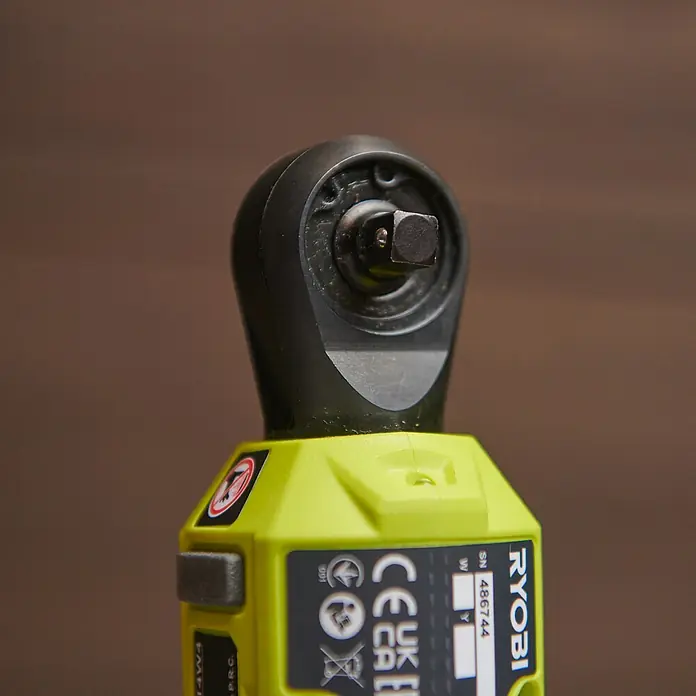 Ryobi 4V USB Akku-Ratschenschrauber RR14W4-0 - 4 V, Ohne Akku - Nahaufnahme eines Ryobi-Ratschenschraubers, ideal für präzise Arbeiten. Kompaktes Design, hohe Leistung.