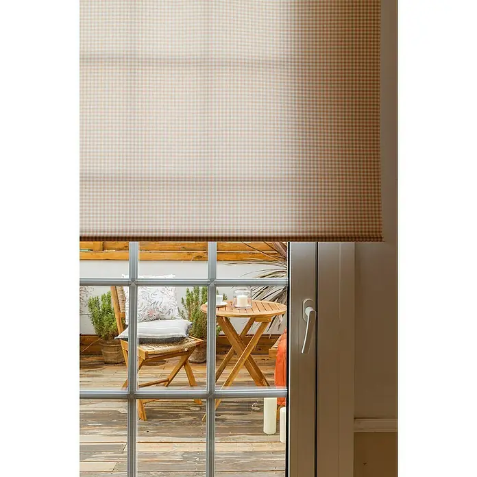 Estor enrollable Vichy - An x Al: 135 x 190 cm, Melocotón, Formas y patrones - Un estor enrollable con un sutil patrón de cuadros frente a una ventana, con vistas a un patio con muebles de jardín, que ofrece privacidad y control de la luz.