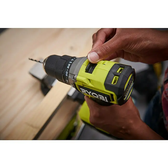 Ryobi ONE+ Akku-Schlagbohrschrauber RPD18C1-0 C - 18 V, Ohne Akku, 60 Nm - Nahaufnahme einer Ryobi-Bohrmaschine, die von einer Person bedient wird, mit Fokus auf die Einstellung des Drehmoments.