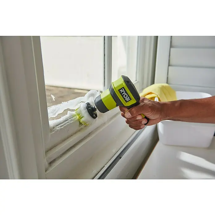 Ryobi 4V USB Akku-Reinigungsbürste RSCR4 - 4 V, Ohne Akku - Ein RYOBI-Elektrowerkzeug wird verwendet, um Fensterrahmen mit Schaum zu reinigen. Der Akku-Scheibenreiniger sorgt für Sauberkeit.