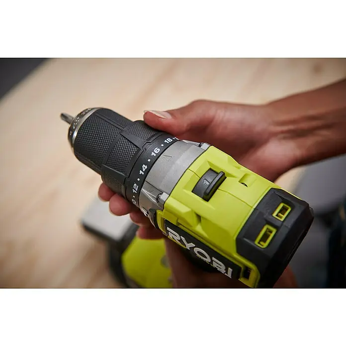 Ryobi ONE+ Akku-Schlagbohrschrauber RPD18C1-0 C - 18 V, Ohne Akku, 60 Nm - Nahaufnahme eines Ryobi Akku-Bohrschraubers in der Hand, der die Marke, das Drehmoment und das Bohrfutter des Werkzeugs hervorhebt.
