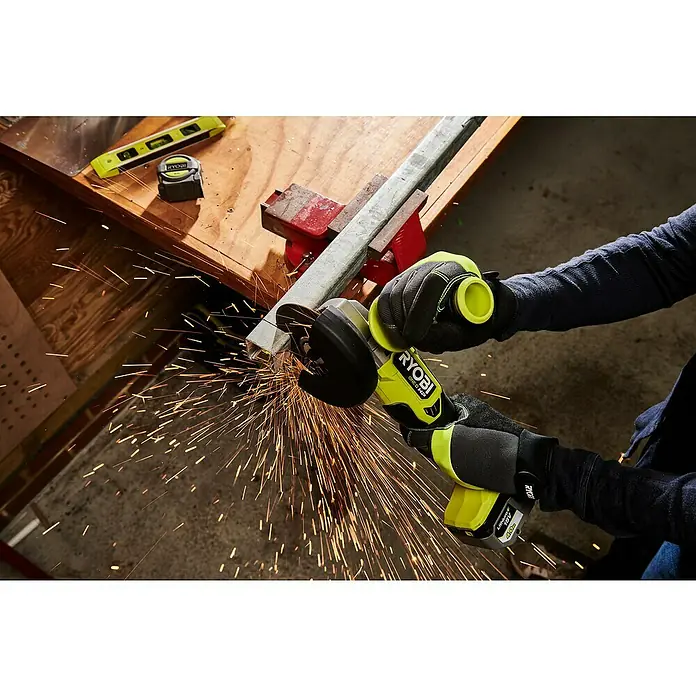 Ryobi ONE+HP Akku-Winkelschleifer RAG18X125-0 - Ohne Akku, Durchmesser Scheibe: 125 mm - Ryobi Akku-Winkelschleifer in Aktion, schneidet Metall mit Funkenflug. Die ergonomische Bauweise und der Akku sorgen für Flexibilität beim Arbeiten.
