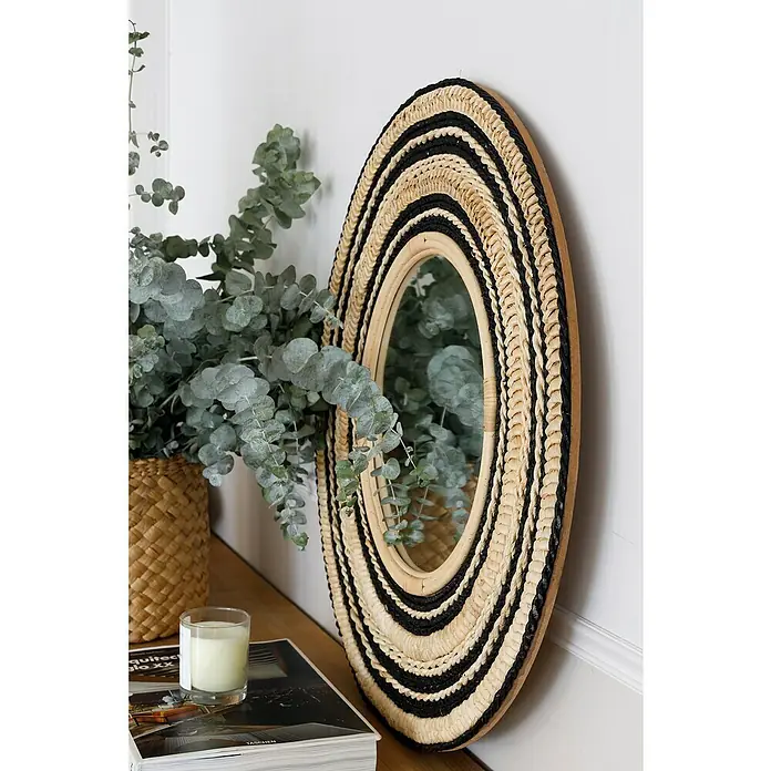 Espejo de pared Nahua - Diámetro: 70 cm, Natural - Espejo decorativo con marco de rafia tejida y detalles en negro, que añade un toque natural a cualquier habitación.