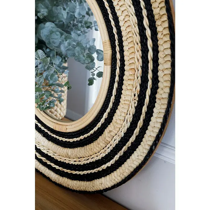 Espejo de pared Nahua - Diámetro: 70 cm, Natural - Primer plano de un espejo redondo con un marco decorativo de rafia tejida en tonos negros y naturales, mostrando un elegante accesorio para el hogar.
