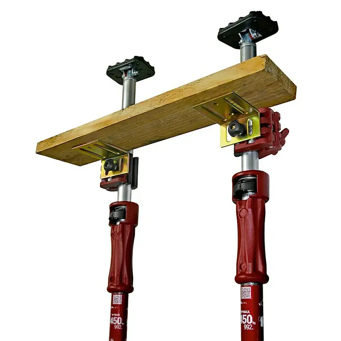 Piher Mordaza de sujeción 34048 - Fuerza de sujeción: 150 kg - Dos puntales de construcción rojos sostienen una tabla de madera con soportes amarillos. Los puntales son ajustables y dan un soporte estable.