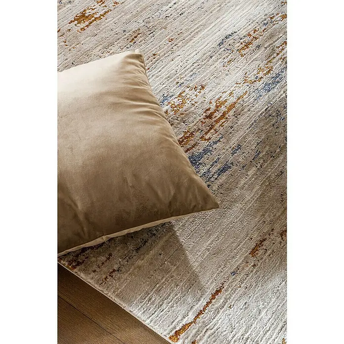 Cojín Velvet - 45 x 45 cm, Textil, Topo - Cojín decorativo beige colocado sobre una alfombra estampada. La textura del cojín contrasta muy bien con la alfombra.