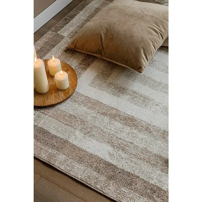 Cojín Velvet - 45 x 45 cm, Textil, Topo - Alfombra estampada con cojín beige y velas.