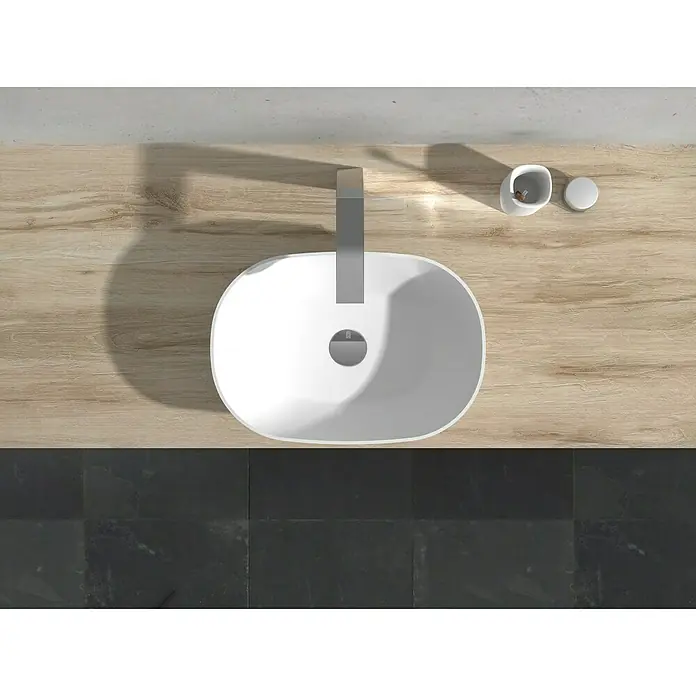 Camargue Lavabo Estanyol - 50 x 35 cm, Con esmalte antibacteriano, Sin desbordamiento, Blanco - Vista superior de un lavabo de baño moderno con grifo sobre una encimera de madera y baldosas oscuras debajo.