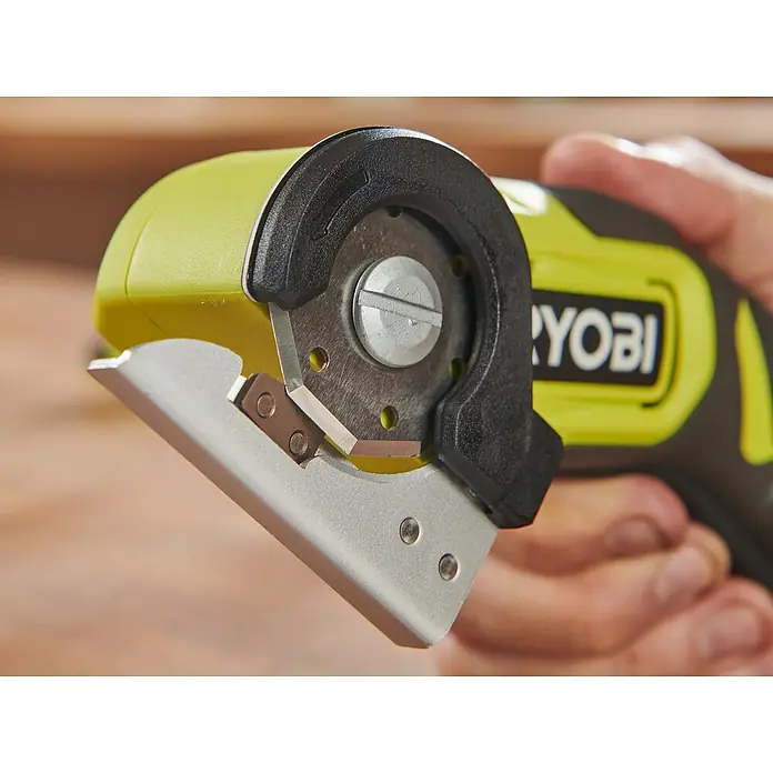 Ryobi 4V USB Akku-Universalschere RCT4-0 - 4 V, Ohne Akku - Nahaufnahme eines Ryobi-Elektromessers mit gelbem Griff, das zum Schneiden verschiedener Materialien verwendet wird.