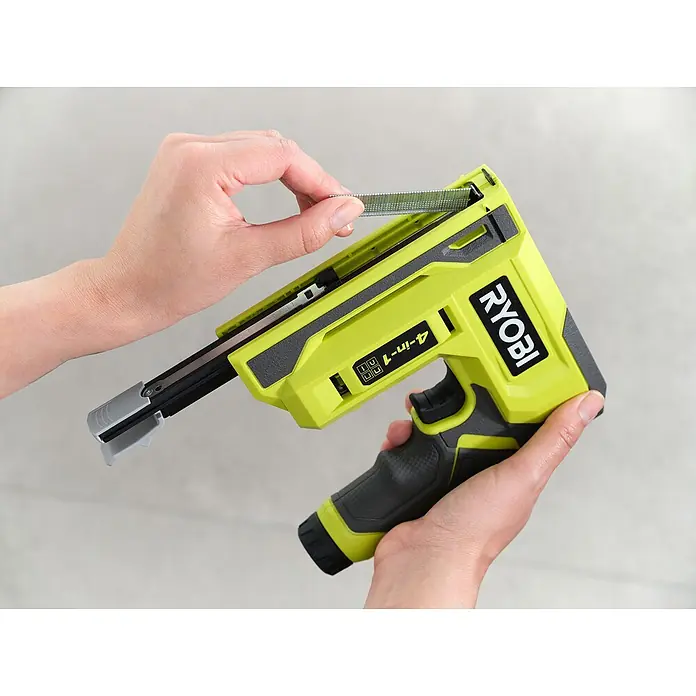 Ryobi 4V USB Akku-Tacker RST4-0 - 4 V, Ohne Akku - Eine Nahaufnahme des RYOBI 4-in-1 Akku-Tackers, der mit Klammern geladen wird. Ideal für Heimwerker- und Bastelprojekte.