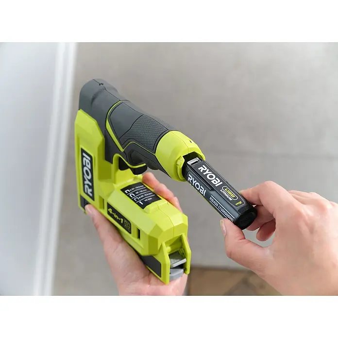 Ryobi 4V USB Akku-Tacker RST4-0 - 4 V, Ohne Akku - Nahaufnahme eines Ryobi 4-in-1-Tackers mit eingesetztem USB-Lithium-Akku.