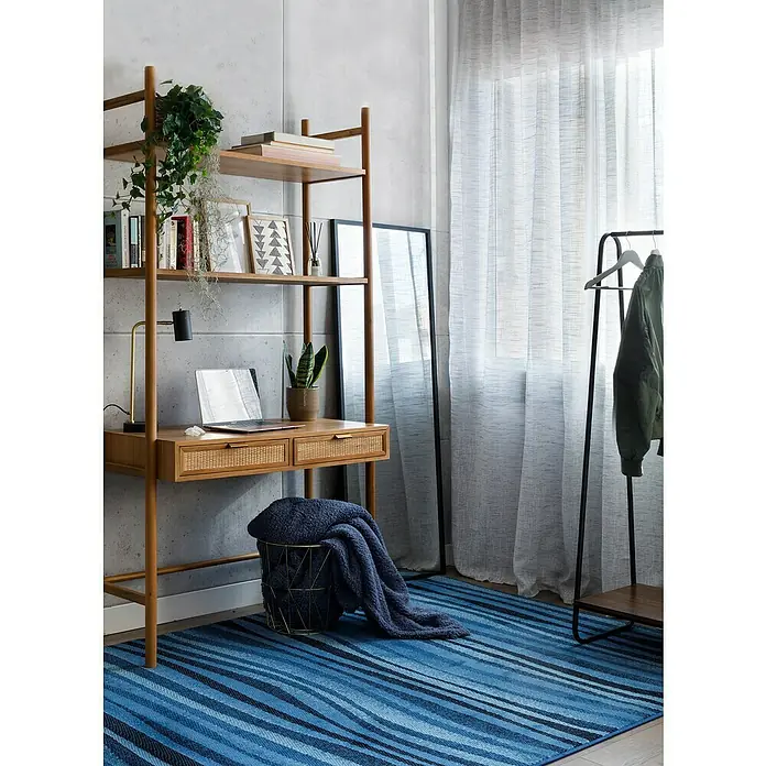 Nmc Decoflair Wandpaneel - Beton Light, 100 x 50 cm, Kunststoff - Bürointerieur mit blau gestreiftem Teppich, Holzregal mit Schreibtisch, Stehlampe, Decken und Dekor für ein stilvolles, modernes Ambiente.