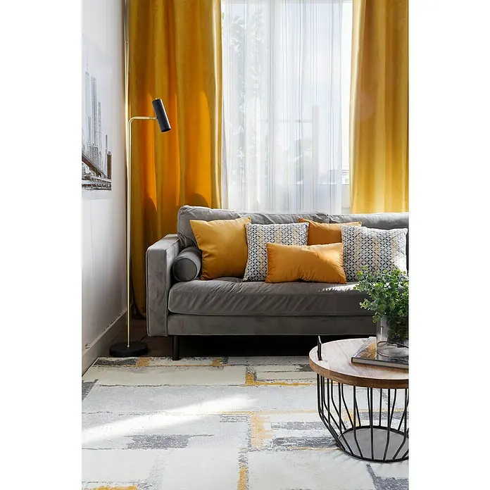 Cojín Velvet - 30 x 50 cm, Textil, Yema, Rectangular - Acogedora sala de estar con sofá gris, cortinas amarillas y una alfombra elegante. Una lámpara de pie y una mesa de centro complementan el ambiente moderno.