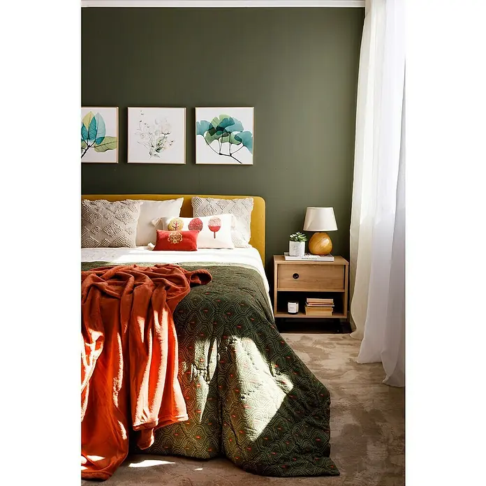 Cojín Pana - 45 x 45 cm, Poliéster, Crudo, Cuadrado - Acogedora habitación con una colcha estampada verde oliva, almohadas coloridas y un marco de cama ocre.